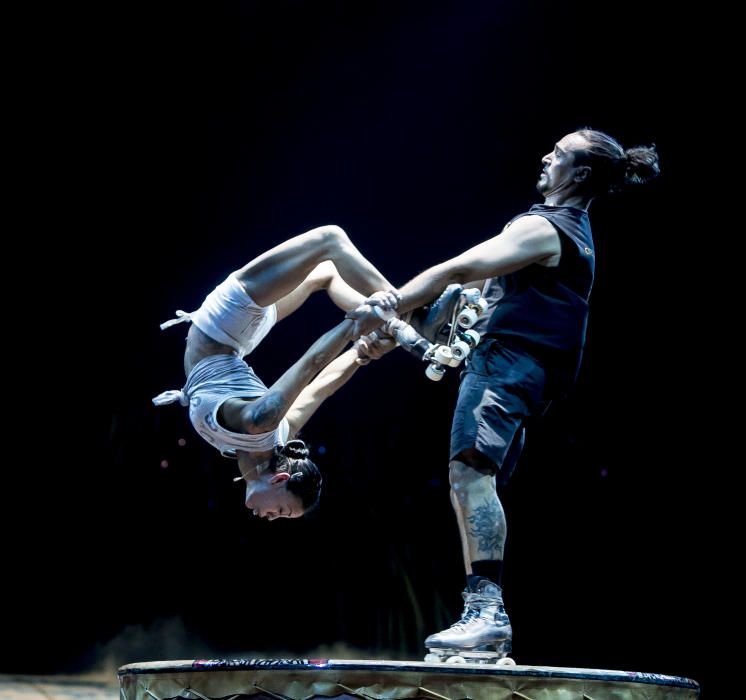 La española Denis García y el italiano Massimo Medini, pareja artística y sentimental, protagonizan un número de patinaje acrobático en 'Totem'
