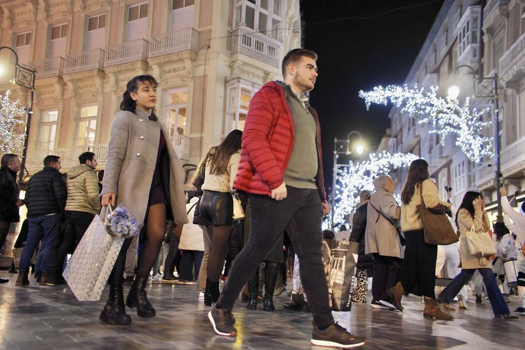 La 'Shopping Night' navideña seduce a los compradores de Cartagena