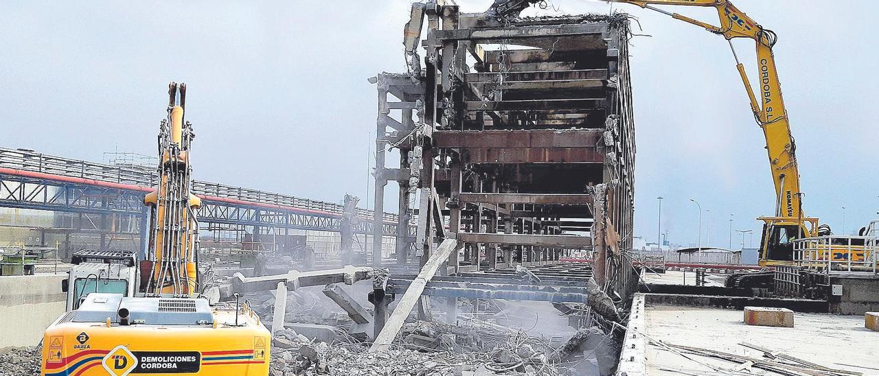 Trabajos de desmantelamiento en una instalación industrial.