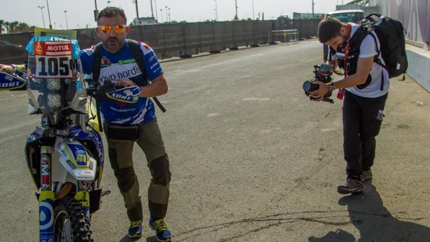 Cuatro alumnos de la Universitat Politècnica de València ayudan al piloto de motos Daniel Albero.