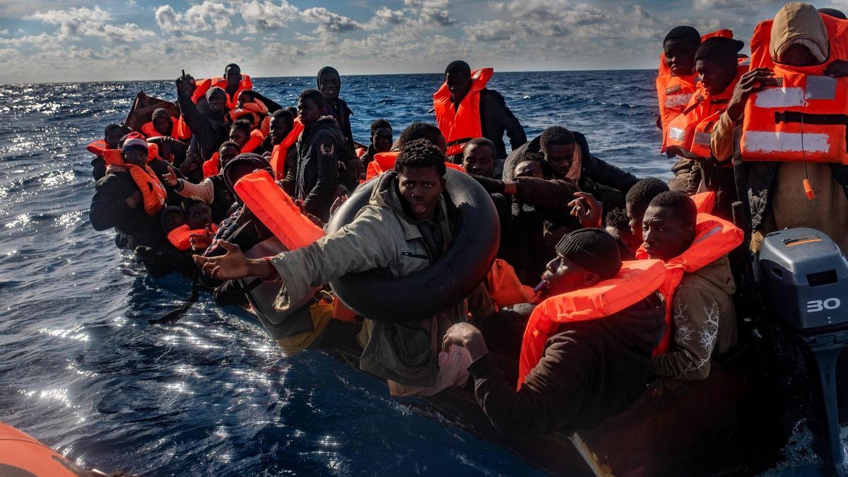 Un grupo de inmigrantes rescatados por Open Arms.