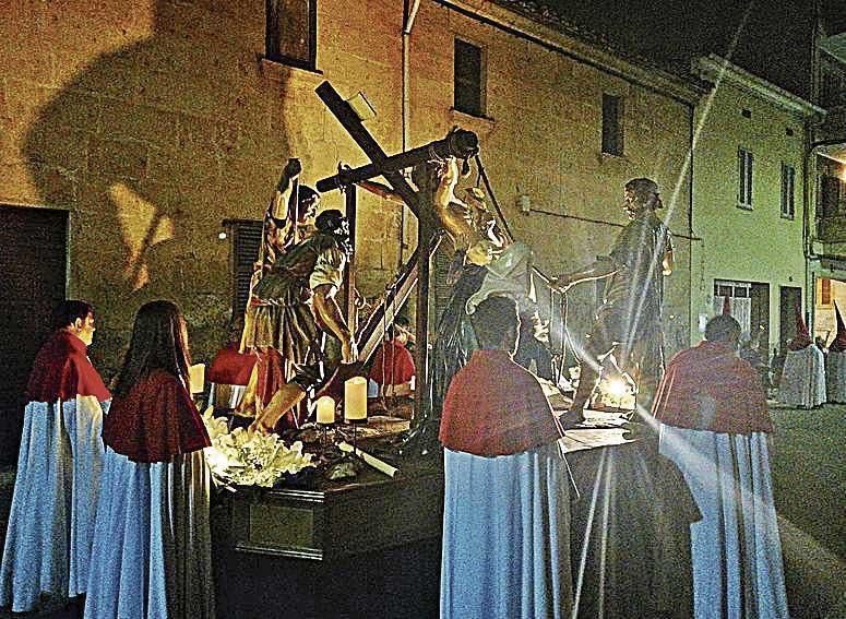 sa Pobla: la solemnidad marcó la tradicional procesión del jueves a pesar de la amenaza de lluvia.