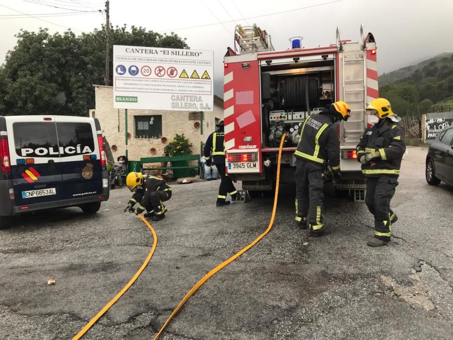 La Policía Nacional investiga las causas que originaron, en la madrugada del martes al miércoles, el incendio de una casa de chapa en el Camino de la Sierra, en Churriana, y en el que perdieron la vida dos personas.