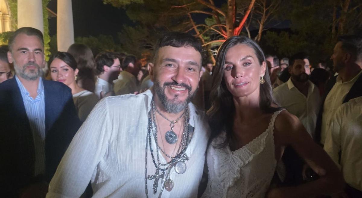 Tony Bonet, emocionado, posa con la reina Letizia, que llevaba uno de sus vestidos.