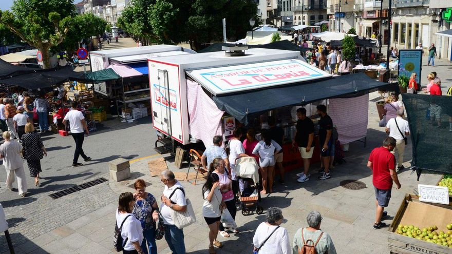 Los puestos del mercadillo ambulante de Cangas vuelven a estar juntos en torno a los jardines de Félix Soage. | |