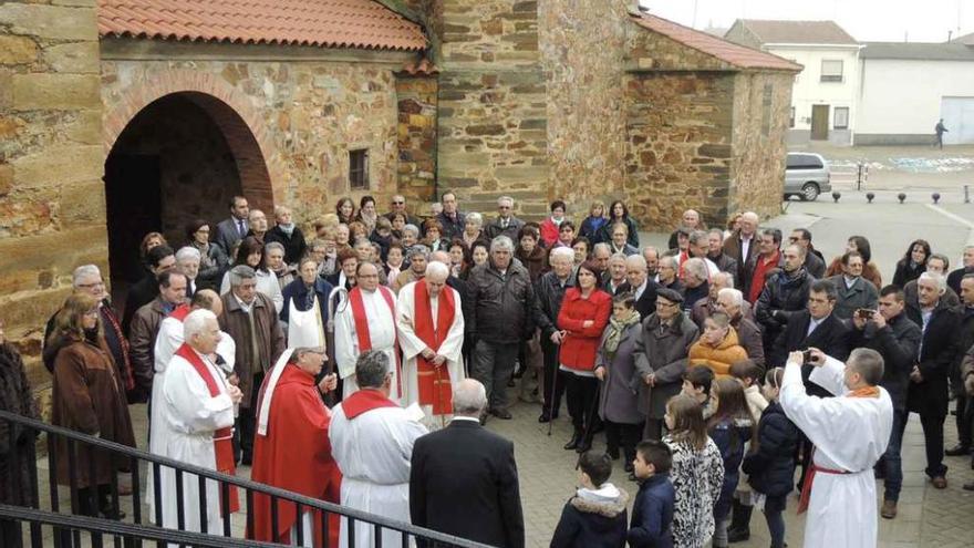 El obispo durante el acto de bendición.