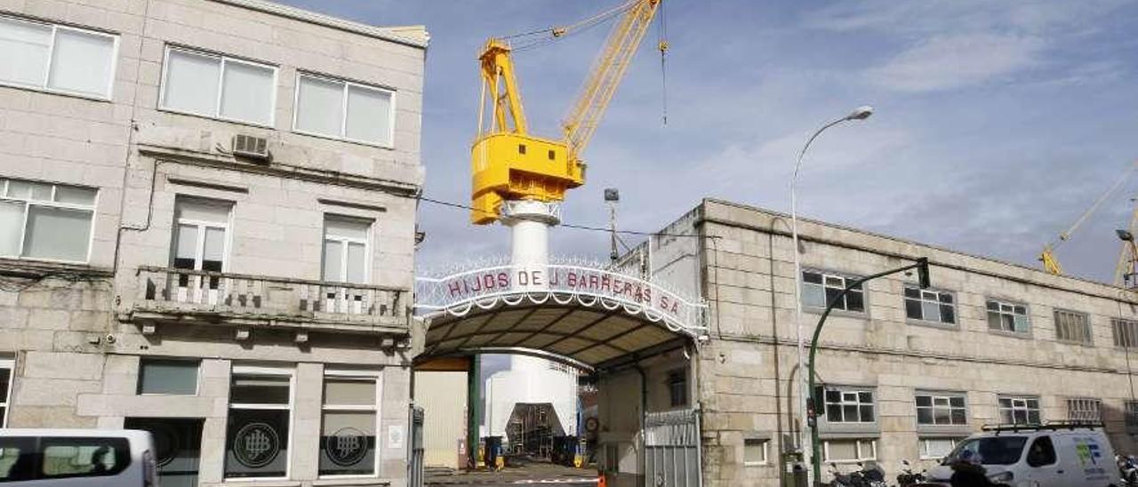 Puerta de acceso al astillero Barreras, en Beiramar. // Alba Villar