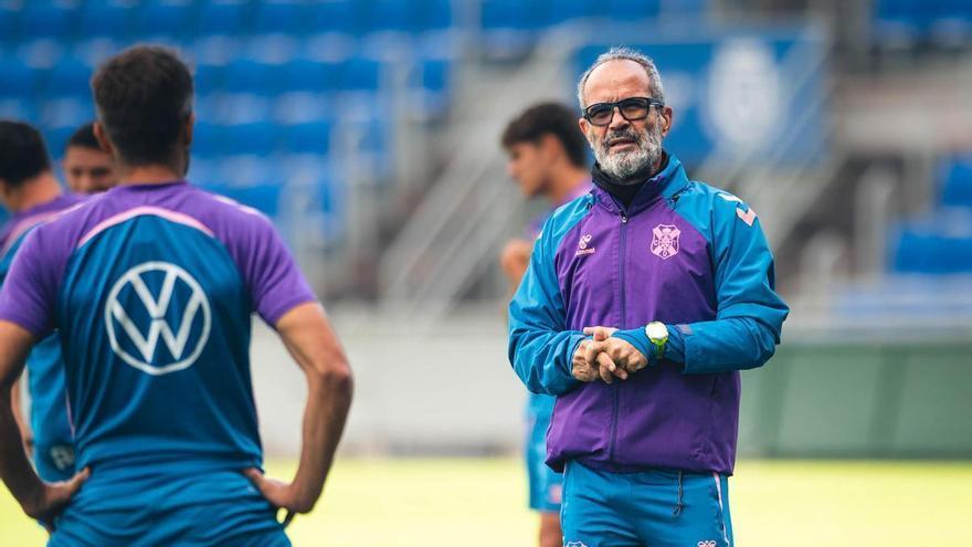 "Retoques" en marcha en el Tenerife para recuperar la contundencia