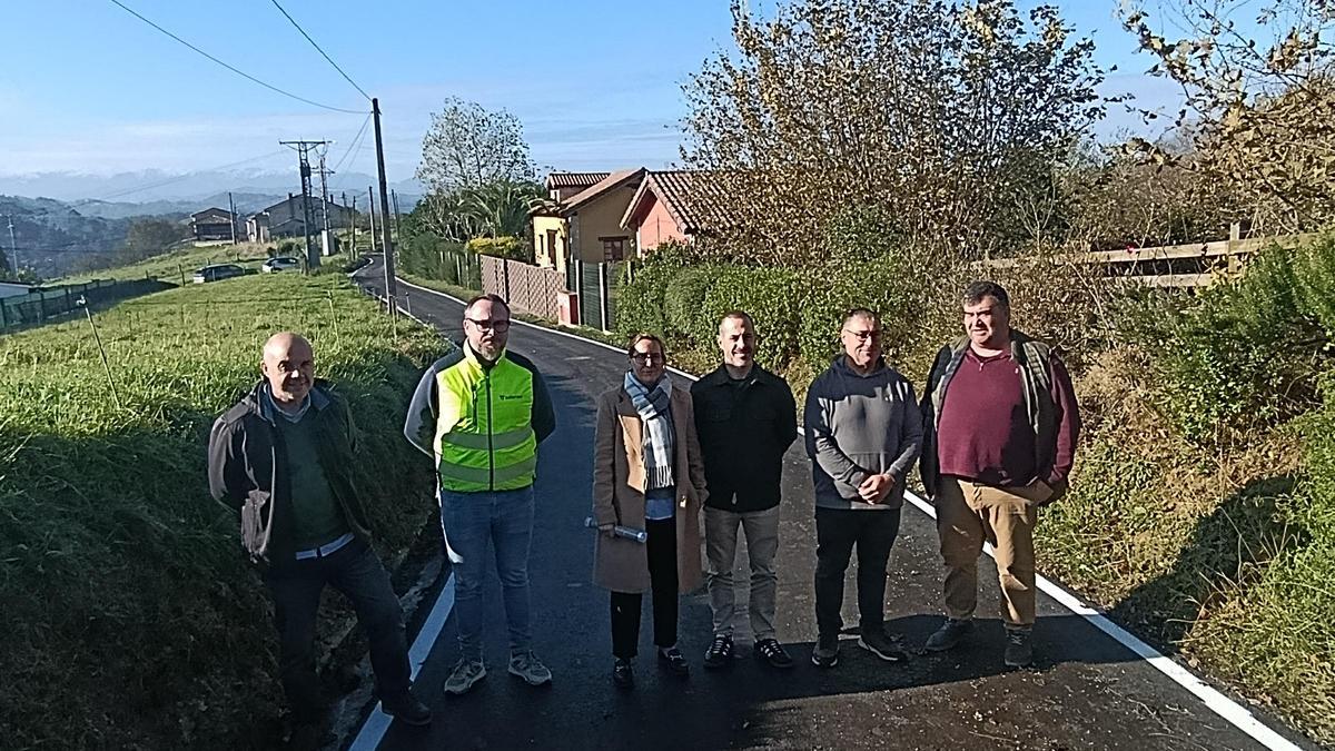 Por la izquierda, Jorge Alonso, técnico municipal; Juanjo López, de la empresa adjudicataria; Leire Gabilondo, técnica municipal; Ángel García, Pergentino Martínez, concejal de Saneamiento y Abastecimiento de Agua; y José González, de la empresa adjudicataria.