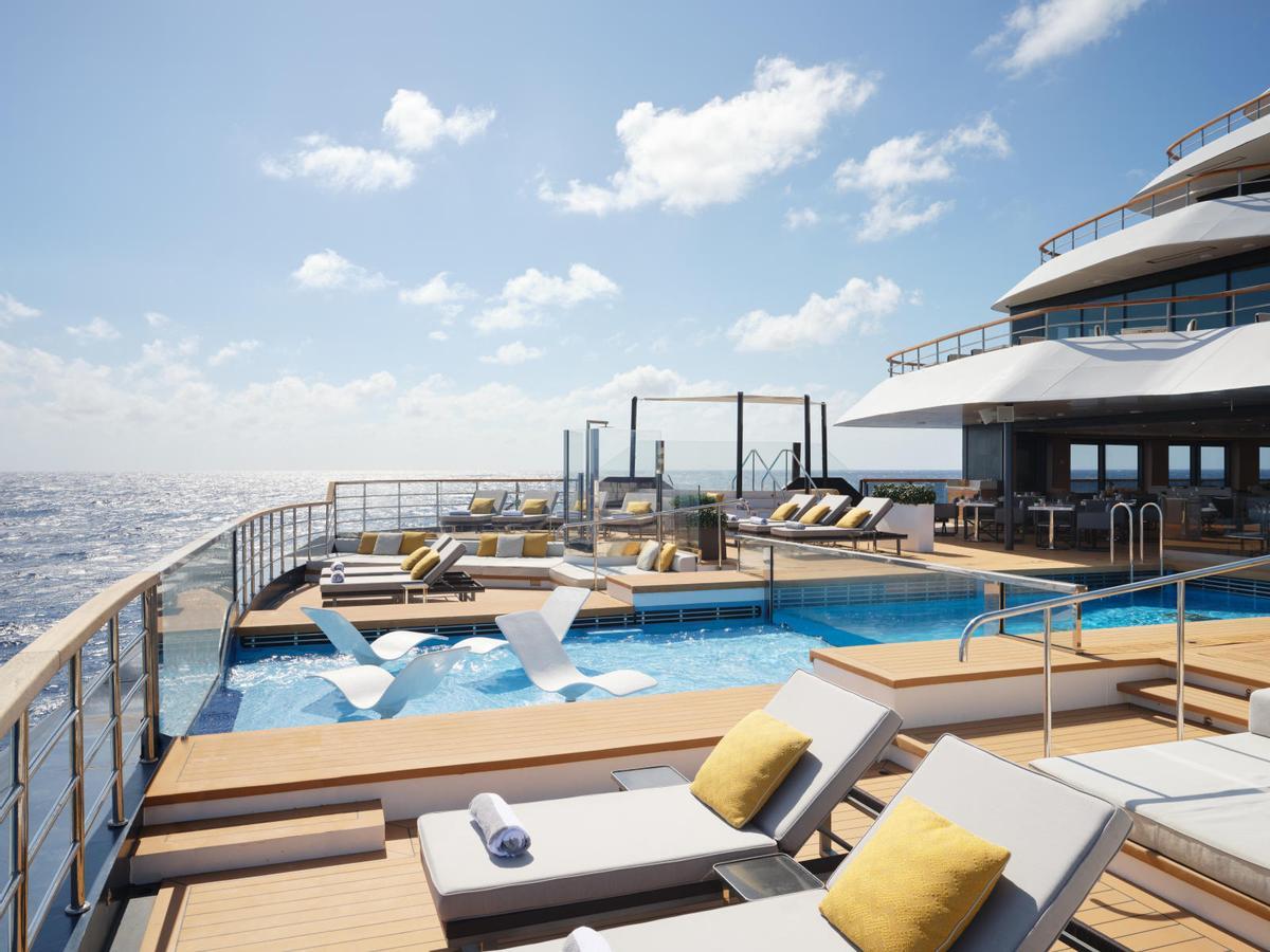 Una de las piscinas y solarium del crucero Evrima de Ritz Cartlon Yacht Club.