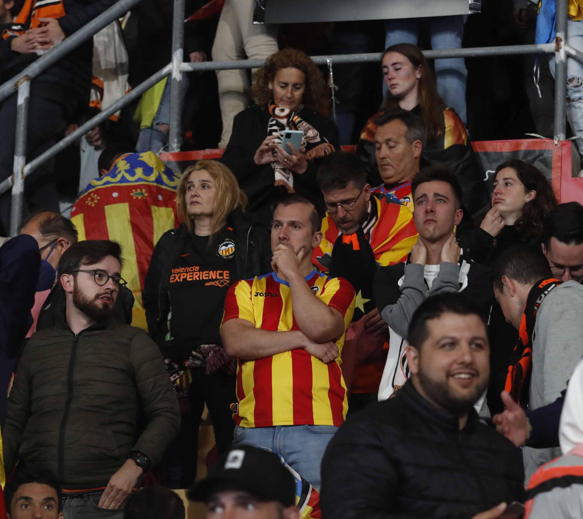 La afición del Valencia CF vibró y sufrió con sus ídolos en Valencia y en Sevilla
