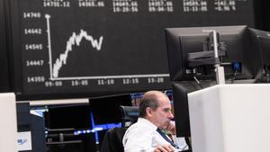 Archivo - 22 February 2022, Hessen, Frankfurt_Main: A trader looks at his monitors in the trading room of the German Stock Exchange (Deutsche Börse) in Frankfurt. The conflict in eastern Ukraine is not sparing the stock markets. Photo: Boris Roessler/dpa