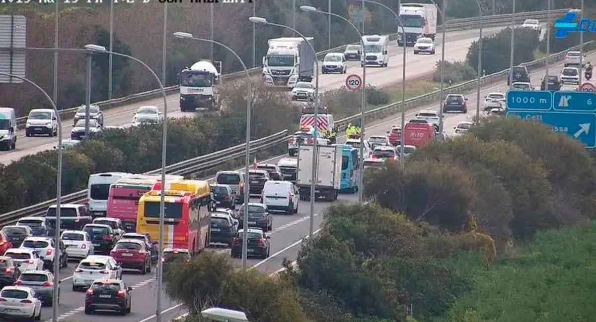 El incidente ha tenido lugar a la altura del Coll d'en Rabassa y las retenciones han llegado hasta Son Oms y Es Pil·larí.
