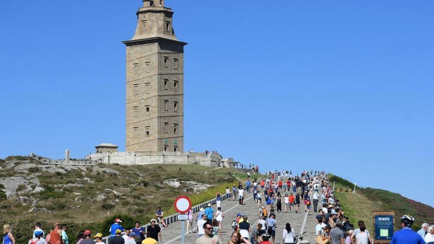 Visitantes en la Torre de Hércules.