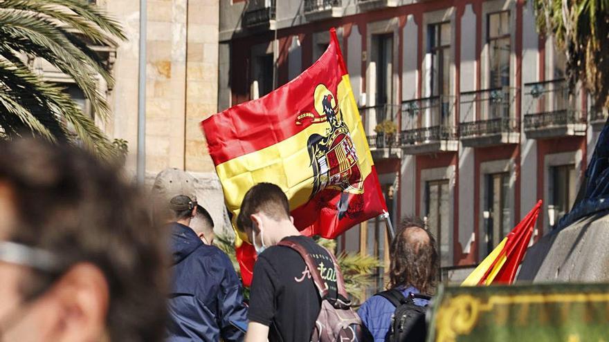 Un home portant una bandera franquista ahir a Barcelona.