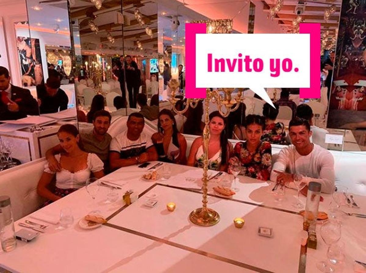 En tierra, de cena con familia y amigos.