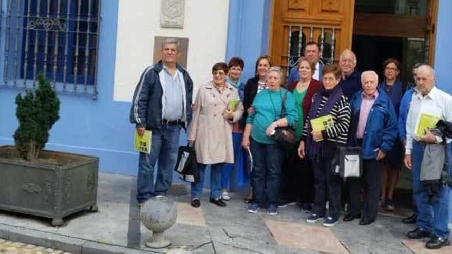 El grupo de emigrantes con el alcalde de Grado, José Luis Trabanco, séptimo por la izquierda.