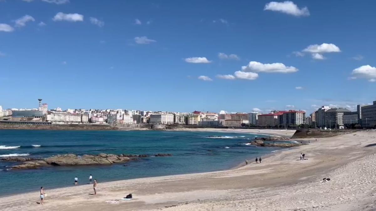 Playa de Riazor con bañistas a principios de marzo.