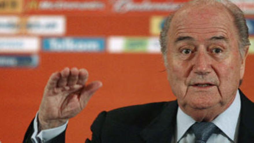 Blatter se disculpa por los errores arbitrales