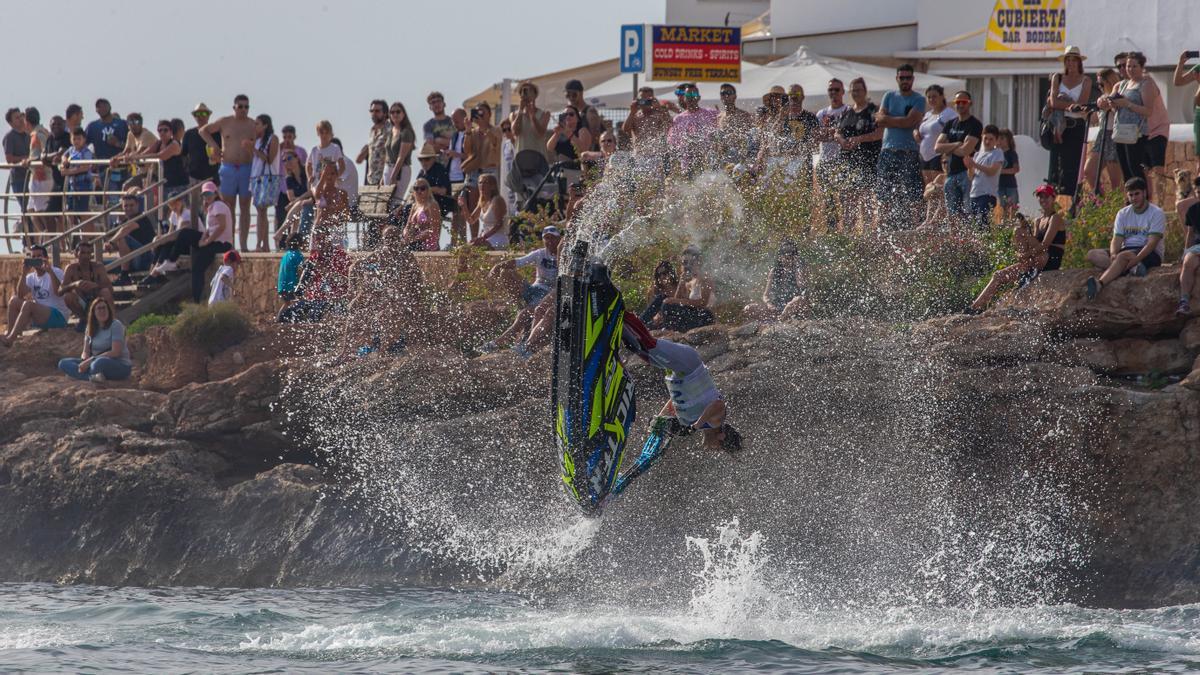 Uno de los pilotos ejecuta una acrobacia ante la atenta mirada del público.