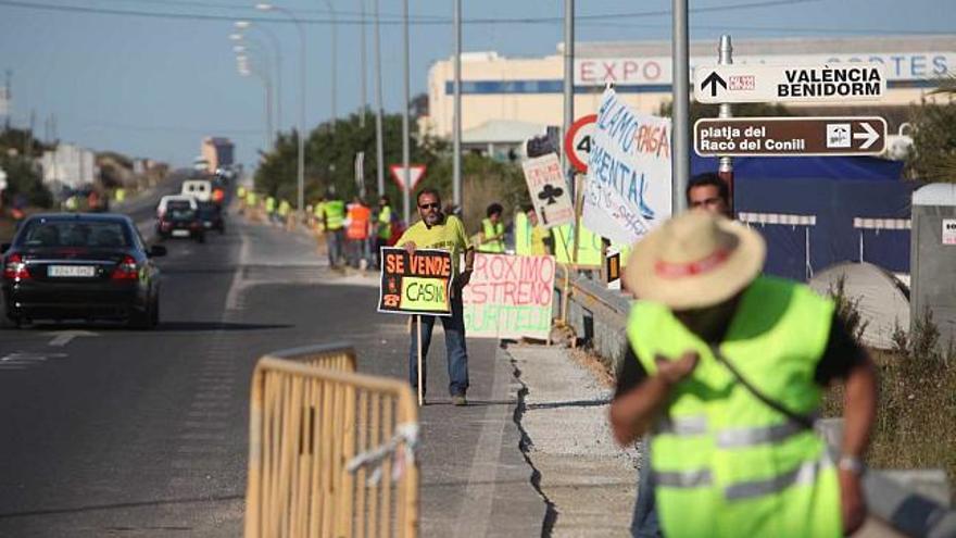 Protesta efectuada ayer por los empleados del casino, apostados en las farolas de la antigua N-332 en dirección a La Vila y a Benidorm.