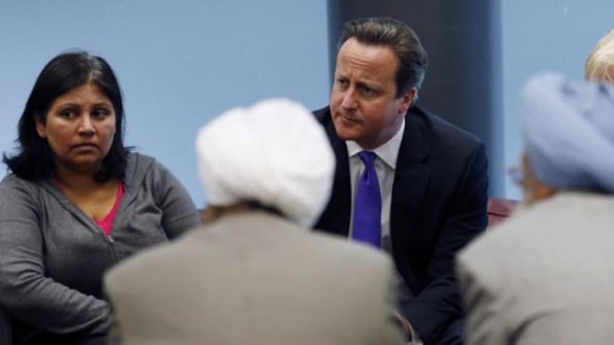 David Cameron visita el lugar en que se cometió el asesinato del soldado británico