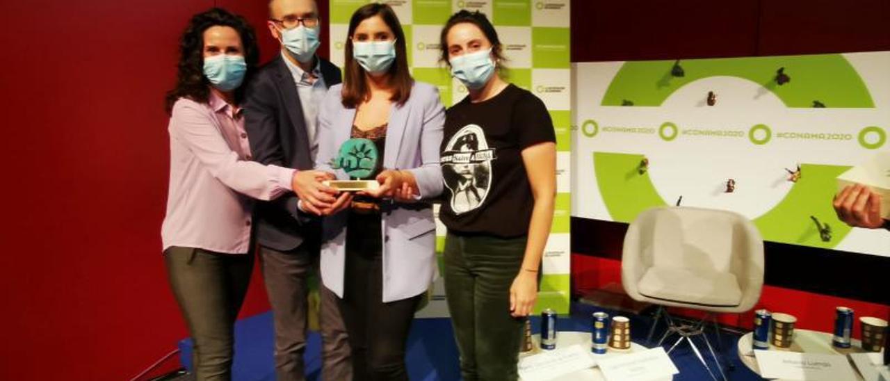 Yolanda Pastoriza, Odilo Barreiro, Leticia Santos y Paula Casal, ayer, con el premio en Ifema.
