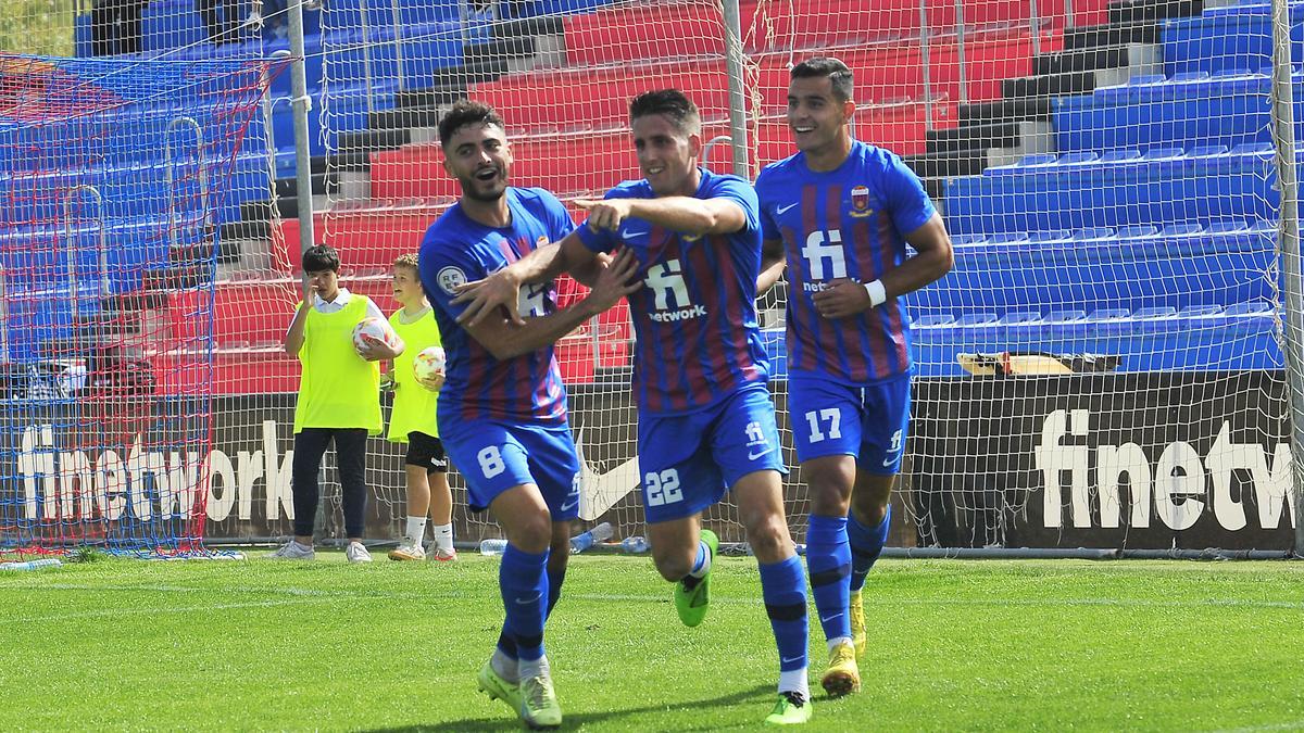 Los jugadores celebran un gol en el Pepico Amat