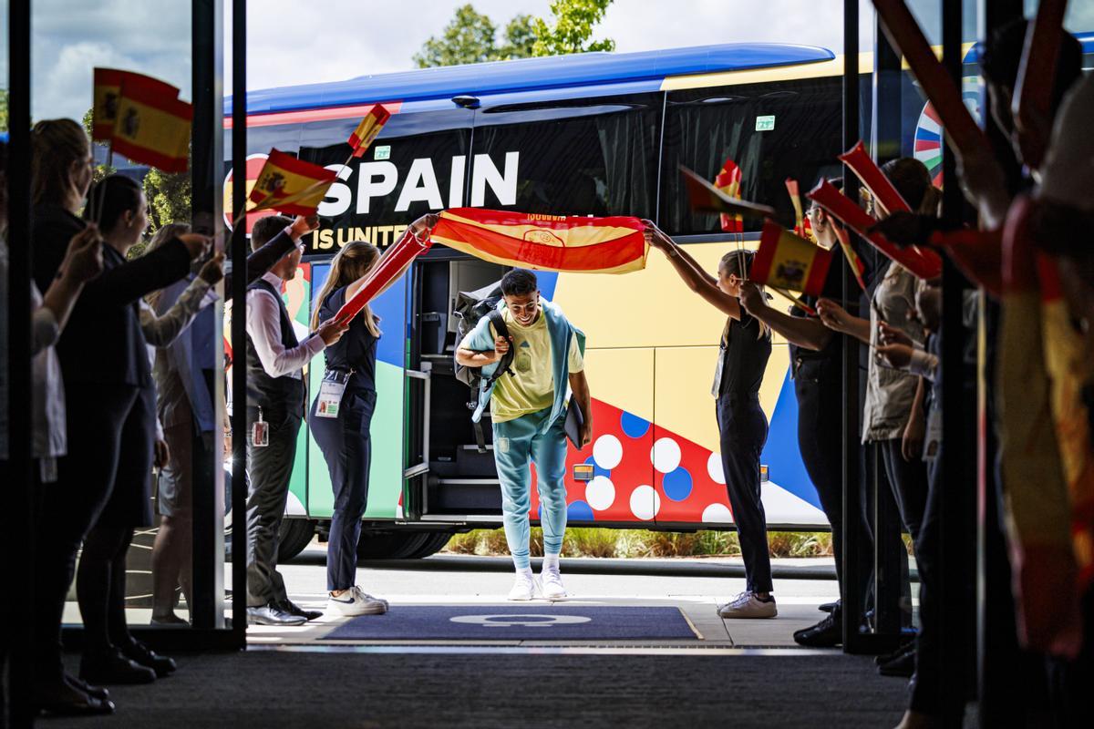 Entre banderas y aplausos: Así llegó España a su cuartel tras golear a Croacia