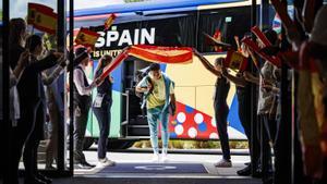 Entre banderas y aplausos: Así llegó España a su cuartel tras golear a Croacia