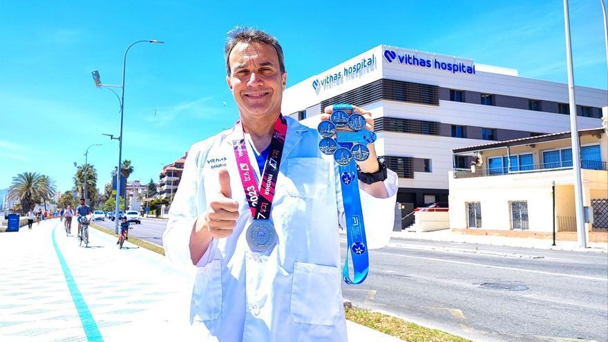 El doctor Santiago Mera con la medalla de los Abbott World Marathon Majors
