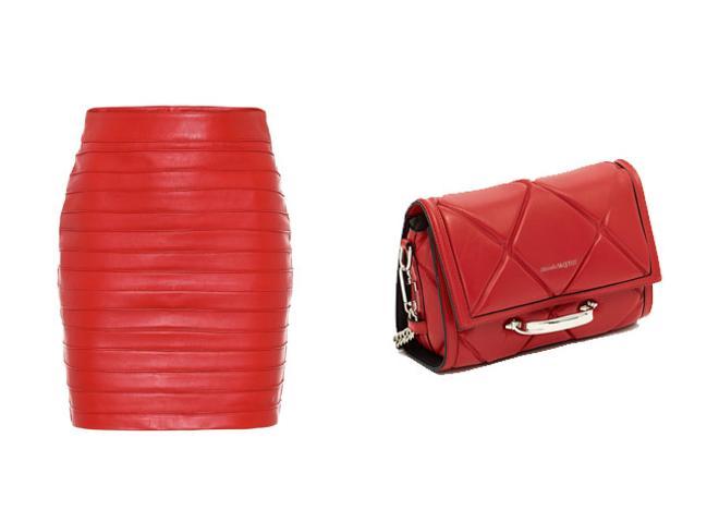 Falda de cuero roja de Alessandra Rich y bolso 'Story' de Alexander McQueen