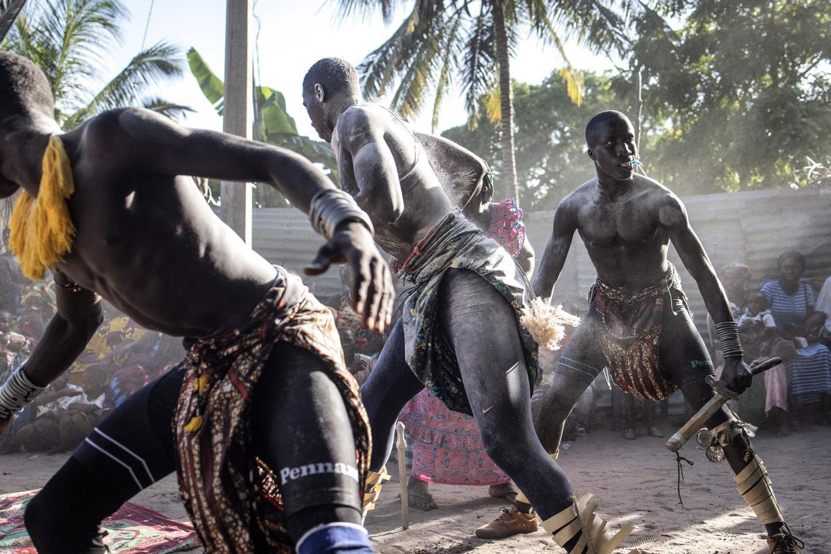 Jóvenes, vestidos con sus trajes tradicionales, asisten a una ceremonia que marca el final del proceso de iniciación anual para hombres jóvenes en Kabrousse, Senegal.