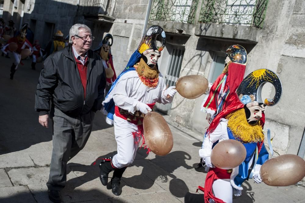 Los cigarrones de Verín, el corredoiro de pantallas de Xinzo y los disfraces de Seixalbo tiñen de humor y color las calles de la provincia