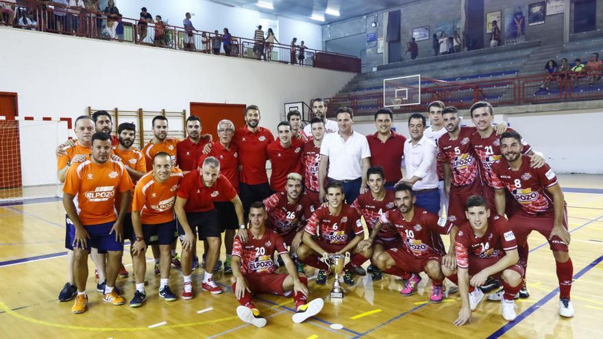 Los jugadores de ElPozo, con el alcalde de San Javier en la entrega de trofeos.