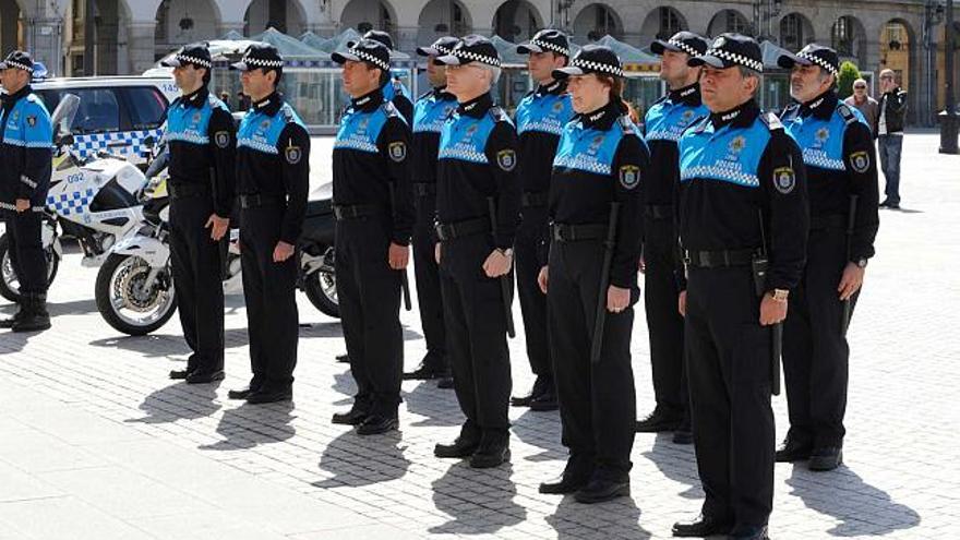 El nuevo uniforme de los policías locales de A Coruña, presentado en mayo de este año. / v. echave