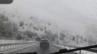 Es invierno en mayo: está nevando en la autopista del Huerna y los termómetros caen en Asturias hasta los 4 grados bajo cero