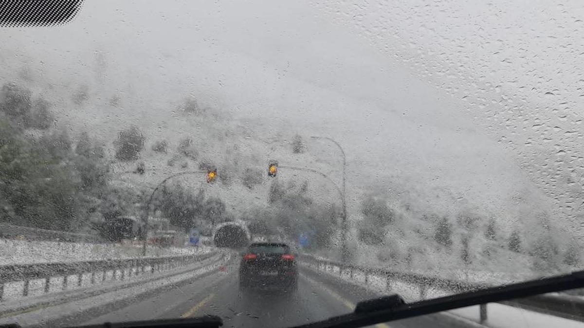 VÍDEO: La nieve sorprende en el Huerna en pleno mes de mayo