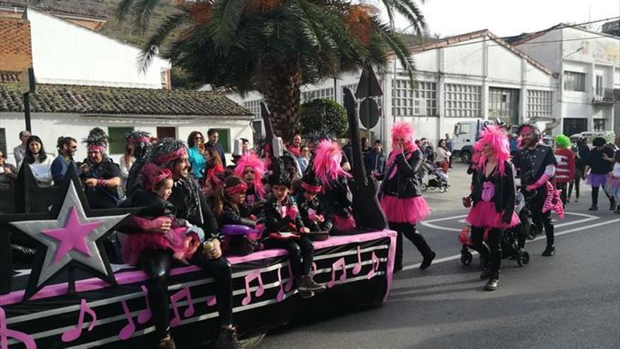 Los navaconcejeños celebran el día grande del carnaval con un desfile por las calles del pueblo