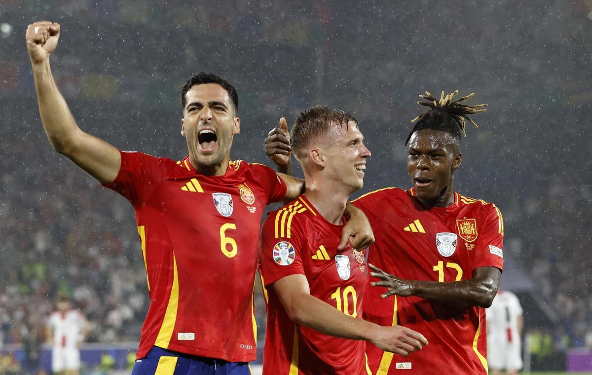 Dani Olmo celebrando con Mikel Merino y Nico Williams tras anotar el 4-1