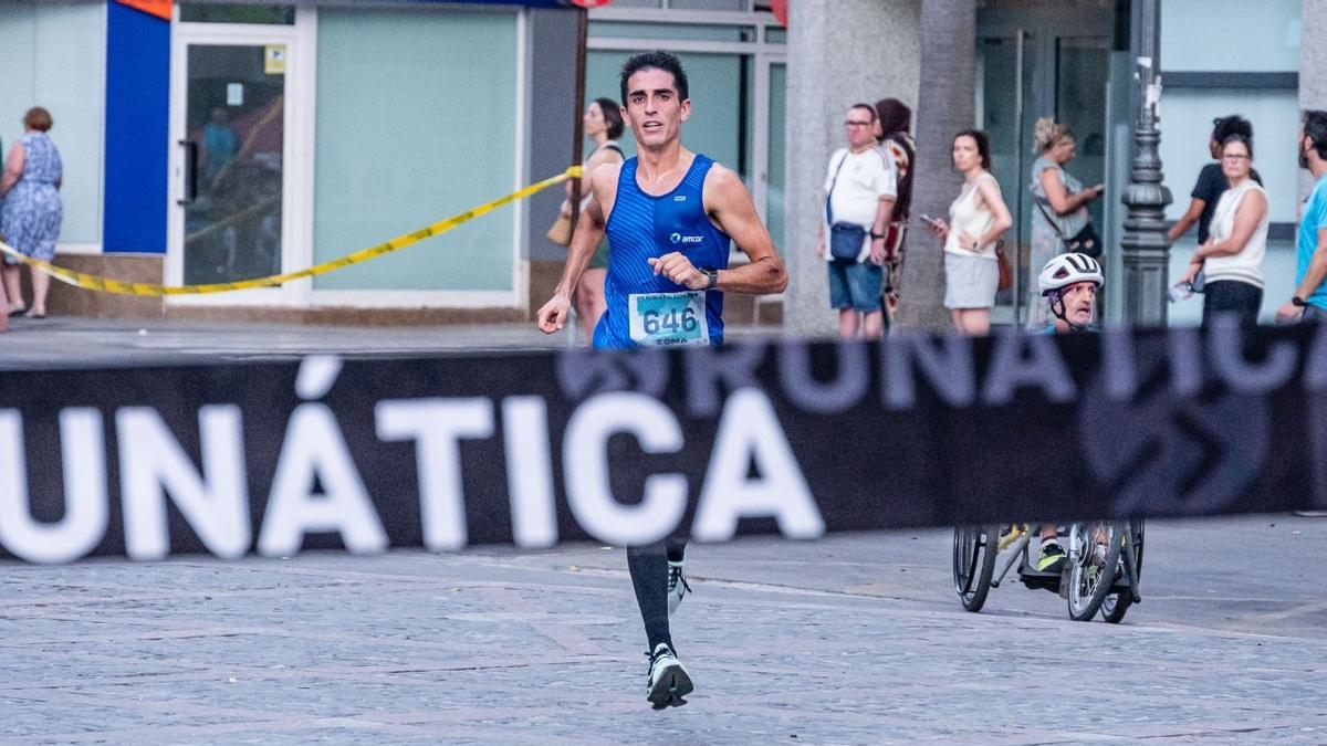 David Esteve, ganador de la prueba, al llegar a la meta.