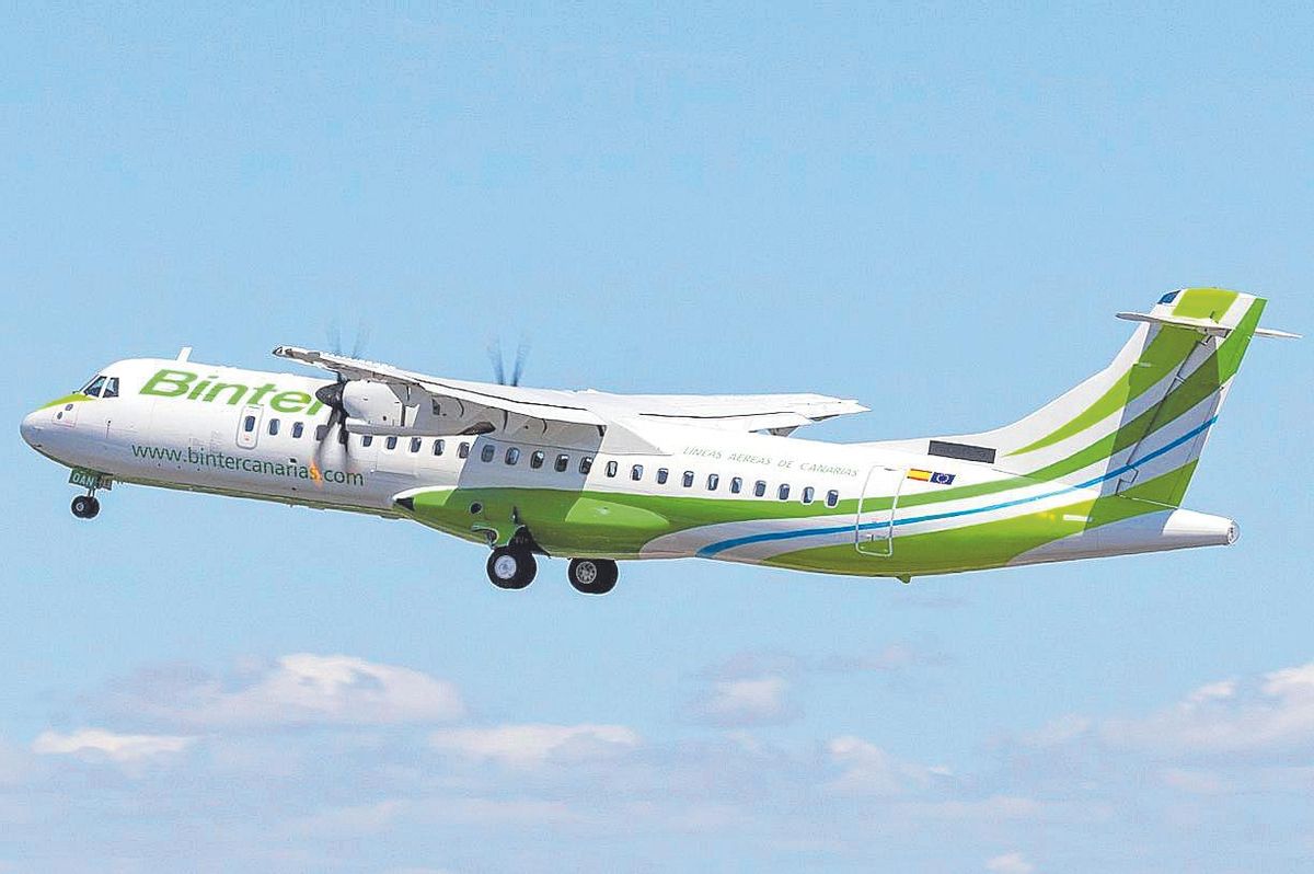 Un avion de la empresa Binter volando.