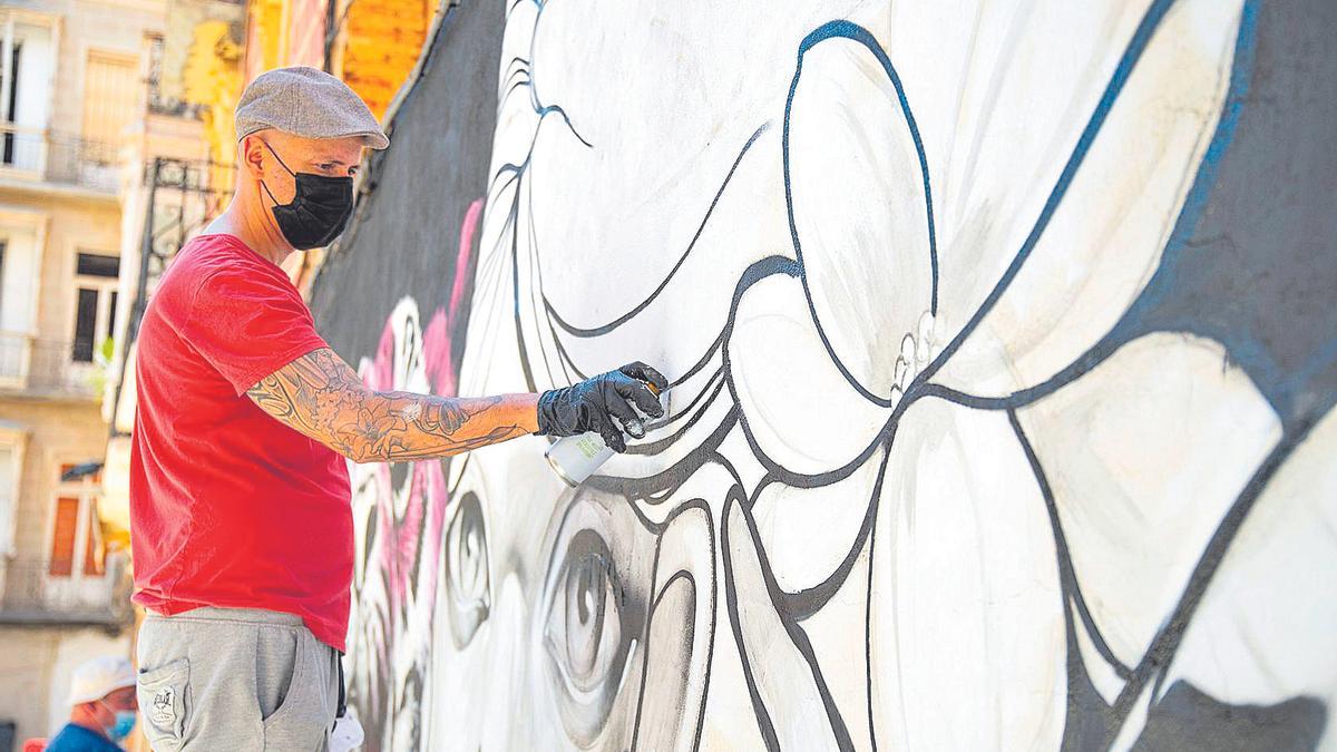 Artistas de graffiti y street art realizan murales en vivo