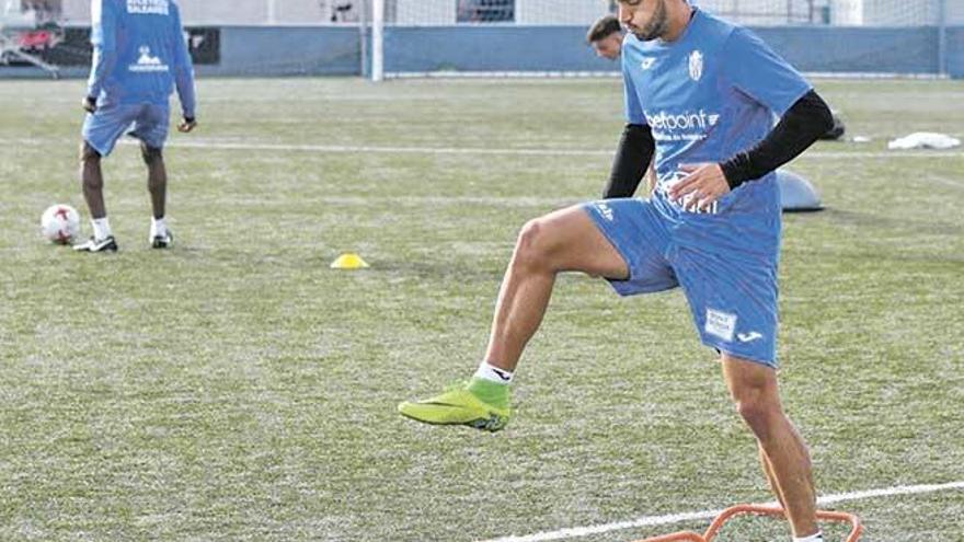 El Atlético Baleares de Horacio Melgarejo prepara el partido ante el Cornellà en Son Malferit.