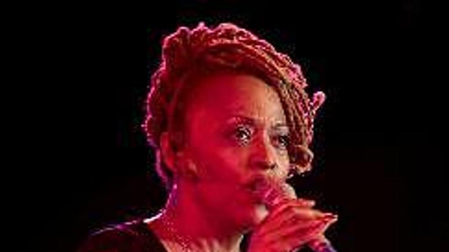 La cantante norteamericana Cassandra Wilson, en un momento de su actuación que ha cerrado la noche dedicada a las mujeres en el trigesimo segundo festival de Jazz de Vitoria Gasteiz.