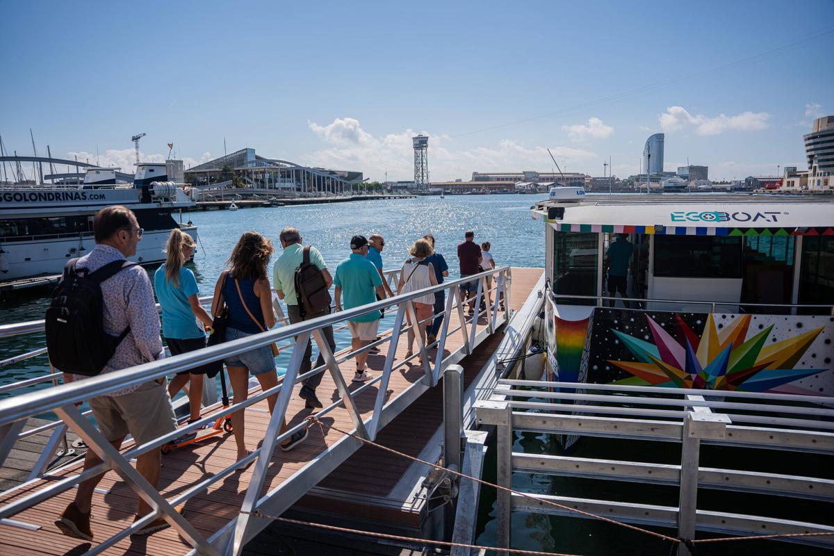 Barcelona. 04/07/2024. Barcelona. Primer día con pasajeros en el bus náutico, que tiene su recorrido entre el Moll de Drassanes y el Moll de Llevant. AUTOR: Marc Asensio REDACTORA: Alba Zaplana. Barcelona, Catalunya, España, Moll de Drassanes, Moll de Llevant, mar, Port de Barcelona, transporte público, ALSA, bus náutico, pasajeros, catamarán, sostenibilidad