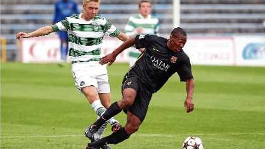 Adama Traoré en un partit de la Lliga de Campions juvenil contra el Celtic.