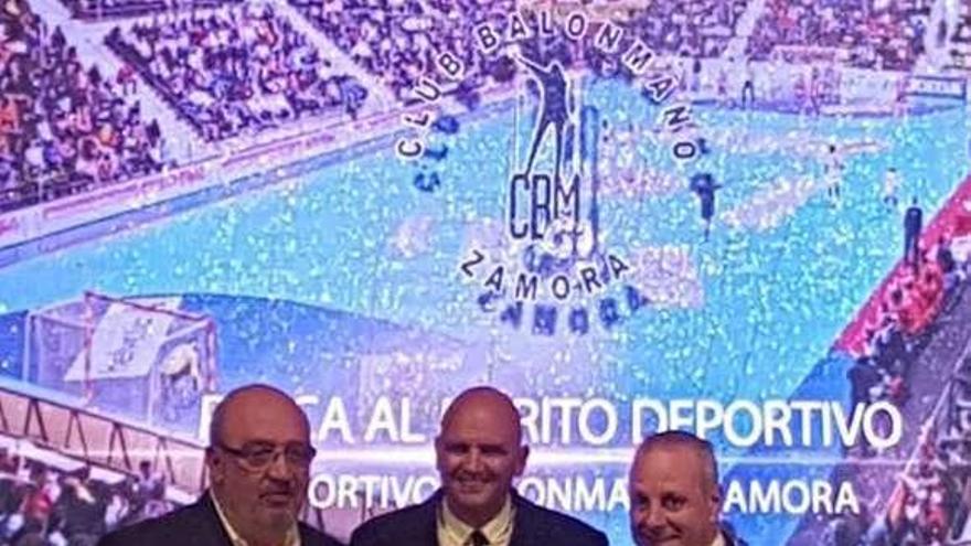 Quintana recibe la placa al Mérito Deportivo de la RFEBM.