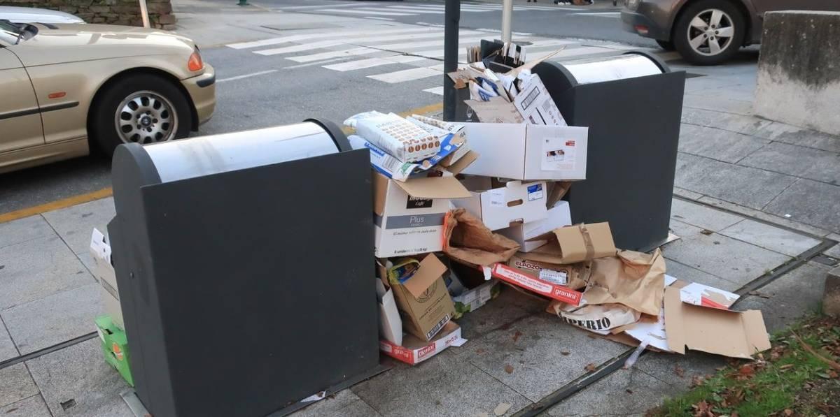 Contenedores de lixo nunha rúa de Compostela