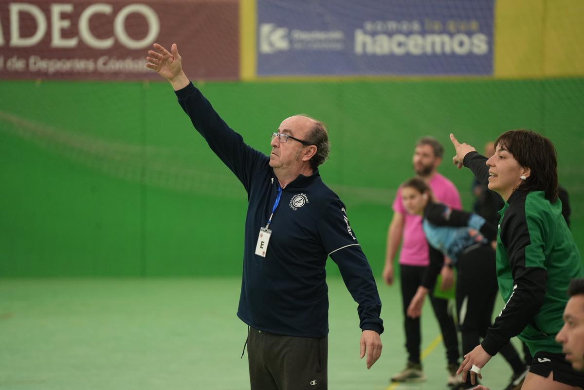 Rafa Moreno, técnico del Adesal, da instrucciones en un encuentro.